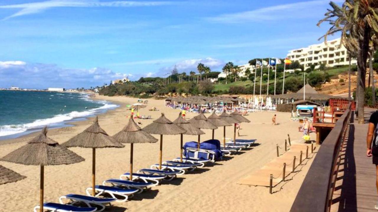 Mi Capricho A17 Beachfront Apartment Ла Кала де Михас Екстериор снимка