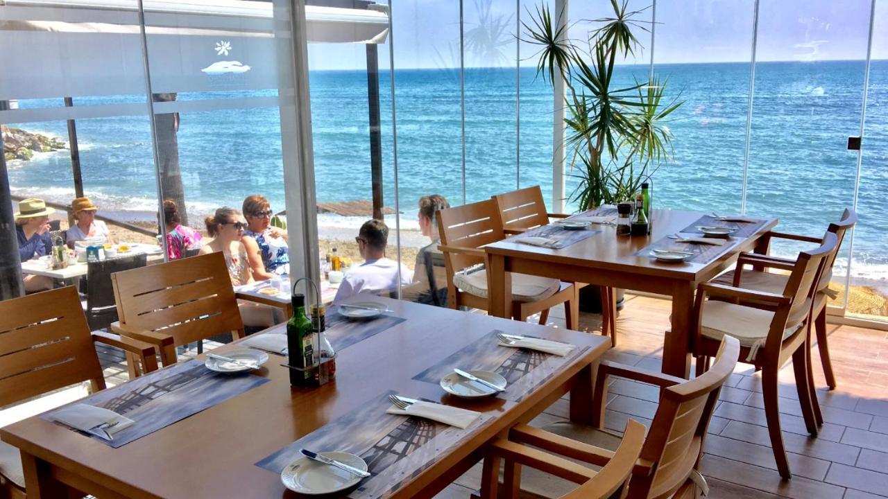 Mi Capricho A17 Beachfront Apartment Ла Кала де Михас Екстериор снимка